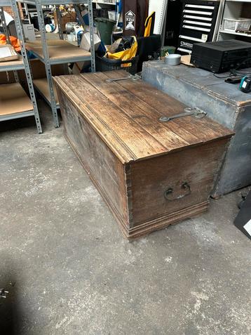Antieke Houten Kist beschikbaar voor biedingen