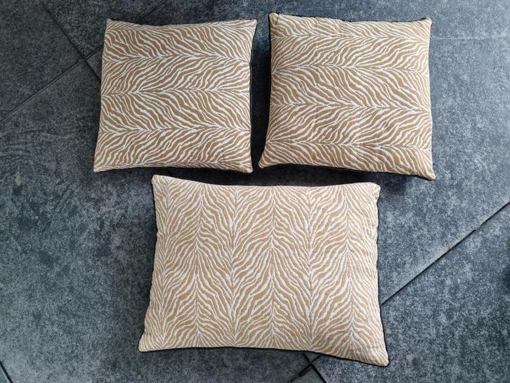 3 decoratie kussens sierkussens okergeel wit zebraprint, Huis en Inrichting, Woonaccessoires | Kussens, Gebruikt, Geel, Vierkant