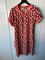 Geisha jurk met lippen maat 38 rood roze zwart met zijzakken, Kleding | Dames, Maat 38/40 (M), Nieuw, Ophalen of Verzenden, Boven de knie