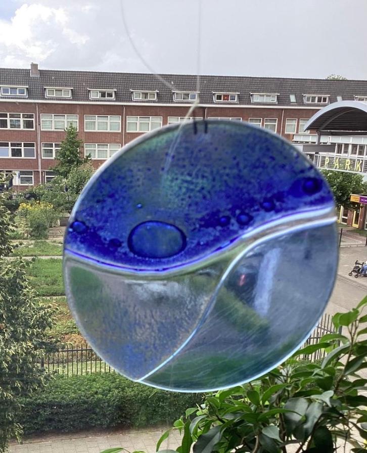Glaskunst, raamhanger, blauw, rond, 11,5 cm diameter, Antiek en Kunst, Antiek | Glas en Kristal, Ophalen