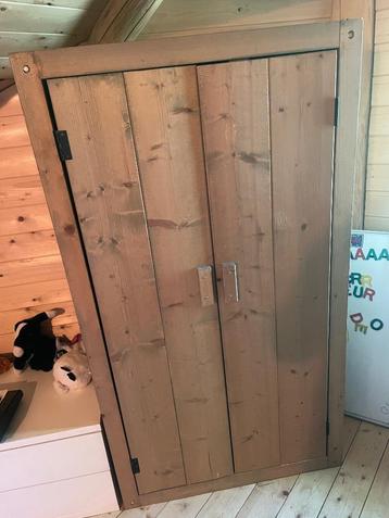 Steigerhouten kledingkast beschikbaar voor biedingen