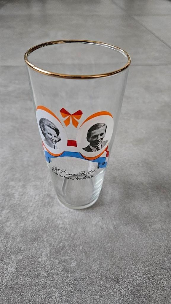 Ongebruikt gaaf glas Beatrix en Claus, Verzamelen, Koninklijk Huis en Royalty, Zo goed als nieuw, Servies, Ophalen