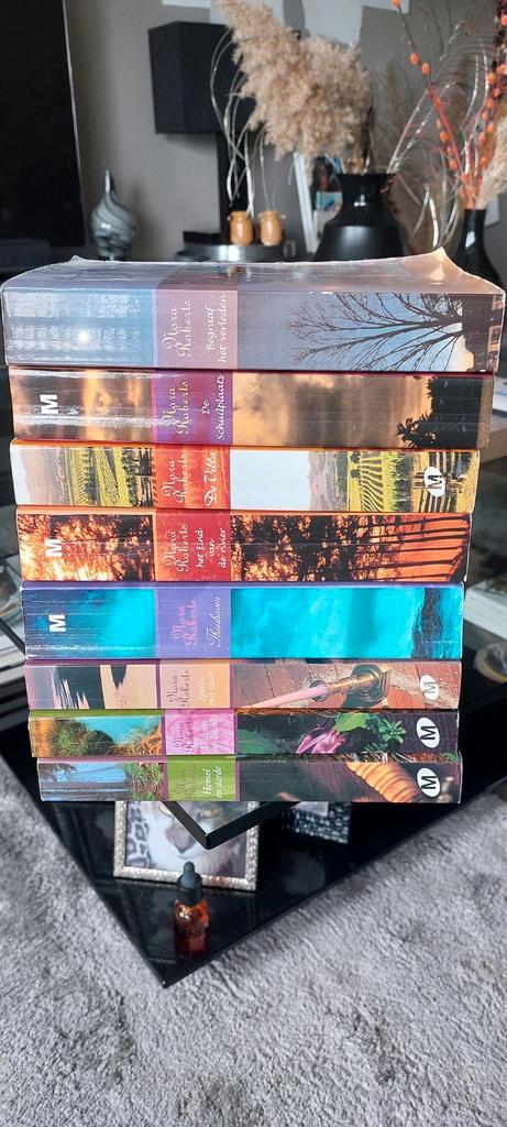 8 boeken van Nora Roberts. Het eiland van de 3 zusters., Boeken, Thrillers, Zo goed als nieuw, Nederland, Verzenden