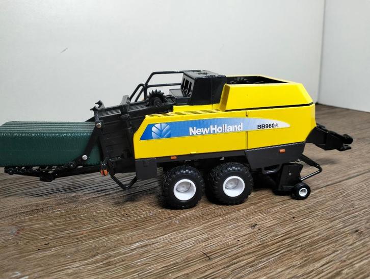 Te koop Britains New Holland  BB 960A Balenpers., Hobby en Vrije tijd, Modelauto's | 1:32, Zo goed als nieuw, Tractor of Landbouw
