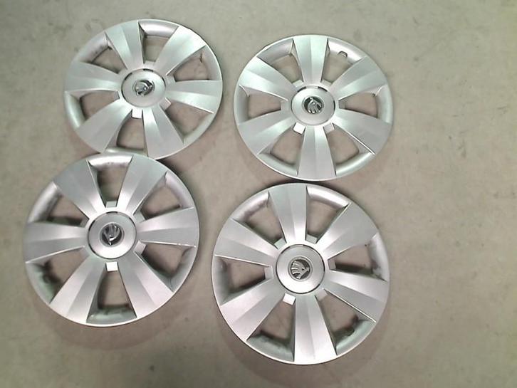 WIELDOP SET Skoda Fabia III Combi (NJ5) (6v0601147c), Auto-onderdelen, Banden en Velgen, Personenwagen, Gebruikt