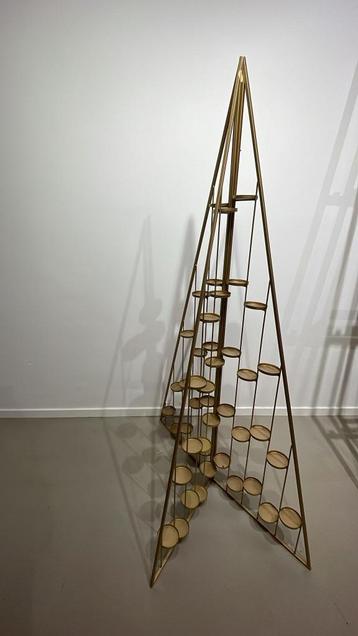 Metalen kerstboom beschikbaar voor biedingen