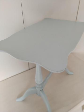 bijzettafel beschikbaar voor biedingen