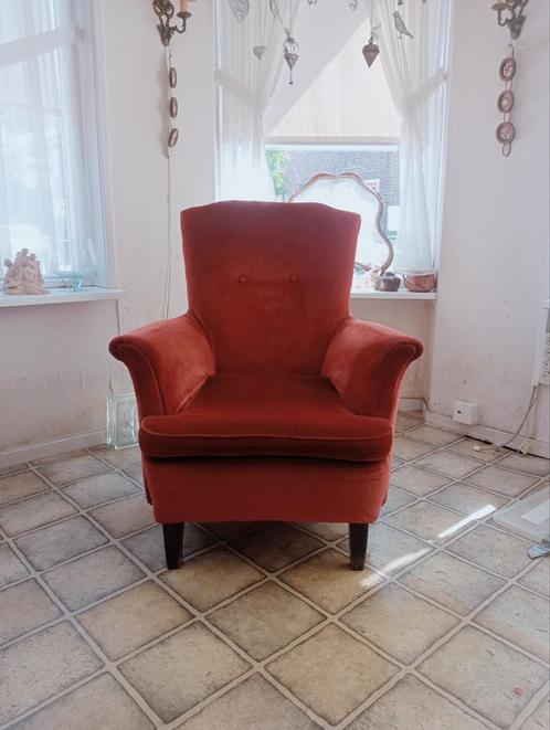 Ouderwetse stoel in rood velours, Huis en Inrichting, Fauteuils, Gebruikt, Ophalen