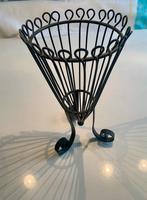 Mooie ijzeren krullenmand, vintage, Overige materialen, Mand, Ophalen of Verzenden, Zo goed als nieuw