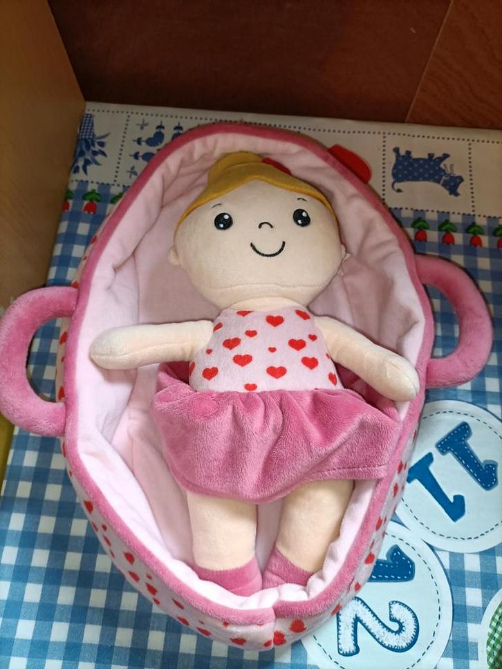 Action pop knuffel in bedje 37 cm groot, Kinderen en Baby's, Speelgoed | Knuffels en Pluche, Ophalen of Verzenden