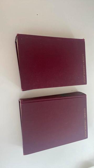 Grieks en latijn woordenboek beschikbaar voor biedingen