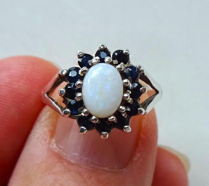 Vintage Engels zilveren rozet ring: opaal + 12 x saffier, Sieraden, Tassen en Uiterlijk, Antieke sieraden, Ring, Zilver, Met edelsteen