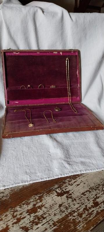 Oude winkel sieraden display  beschikbaar voor biedingen