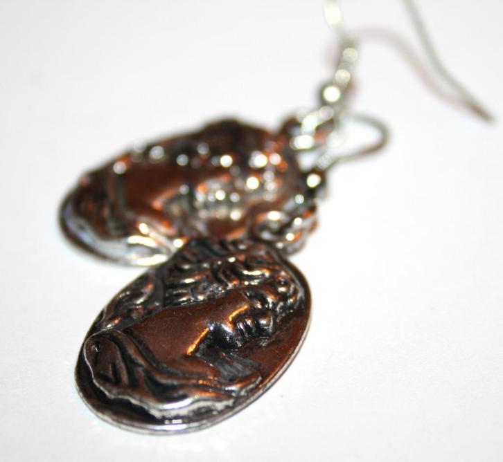 Oorbellen met mooie zilverkleurige cameeën, Sieraden, Tassen en Uiterlijk, Oorbellen, Nieuw, Hangers, Overige materialen, Zilver