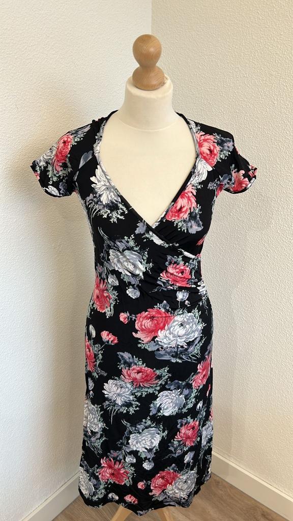 King Louie maat M retro rozen jurk 752, Kleding | Dames, Jurken, Zo goed als nieuw, Maat 38/40 (M), Zwart, Knielengte, Ophalen of Verzenden
