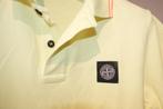 Stone Island gele polo oranje accenten merk embleem borst S, Kleding | Heren, Polo's, Verzenden, Geel, Maat 46 (S) of kleiner