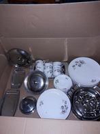Servies rvs met ook nog porseleine borden., Huis en Inrichting, Overige Huis en Inrichting, Ophalen of Verzenden, Zo goed als nieuw