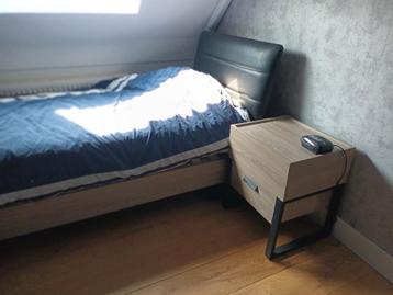 bed 90x200 met nachtkastje 