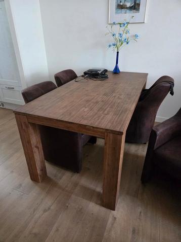 tafel met 4 stoelen op wieltjes beschikbaar voor biedingen