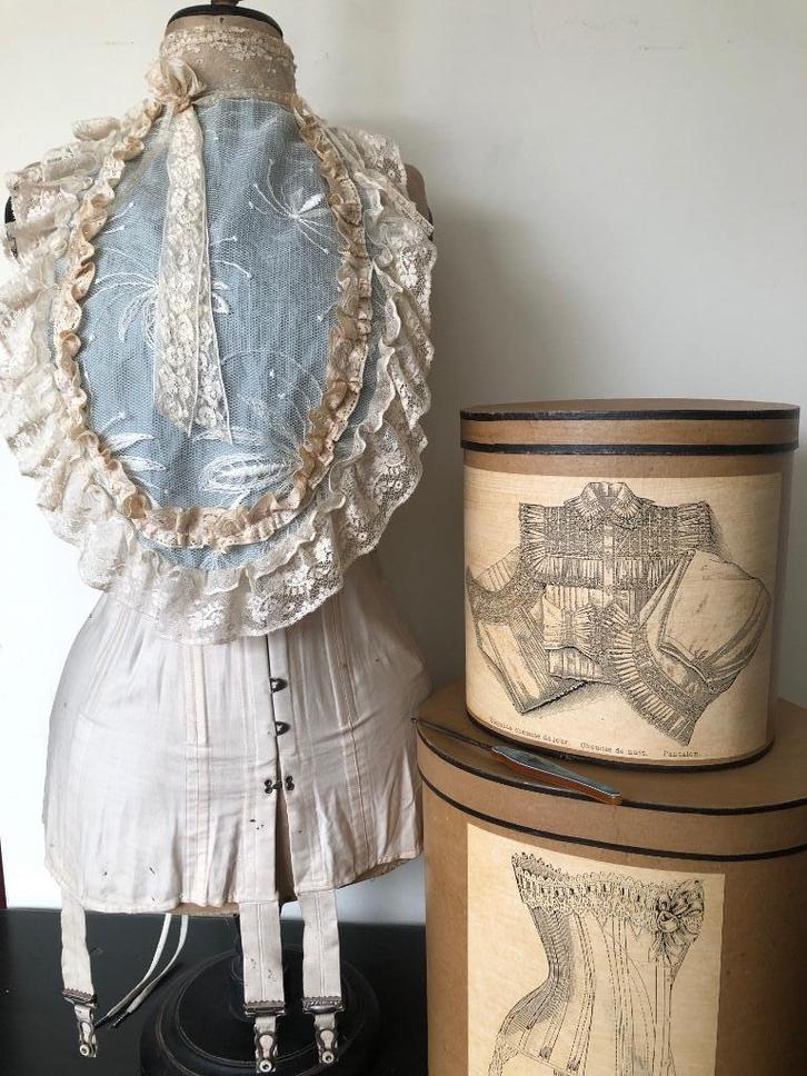 Grote Kanten Jabot, Antiek en Kunst, Antiek | Kleding en Accessoires, Dames, Ophalen of Verzenden
