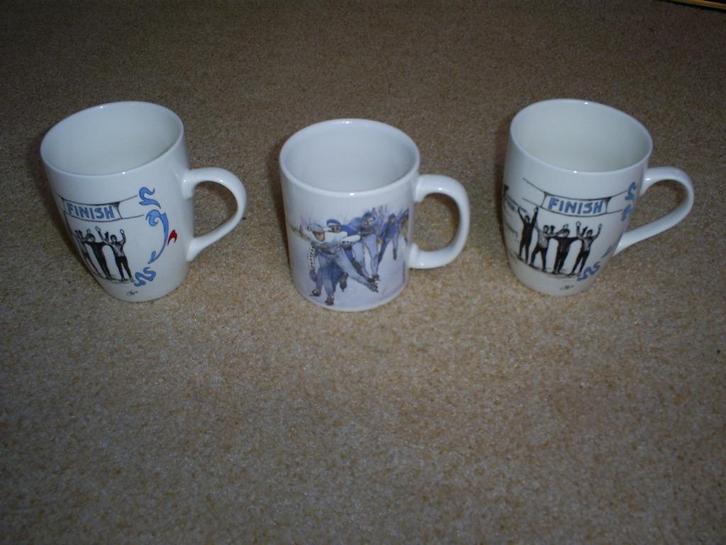 Bekers / mokken met schaatsers 3 stuks, Huis en Inrichting, Keuken | Servies, Zo goed als nieuw, Overige typen, Overige stijlen