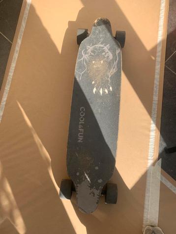 Electrisch skateboard beschikbaar voor biedingen
