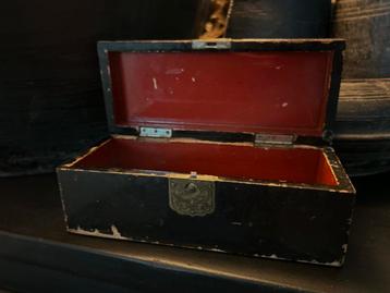 Klein Chinees lakdoosje kistje sober sleets imperfect beschikbaar voor biedingen