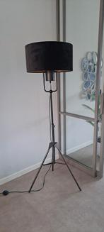 Staande lamp met zwart velourse lampenkap, Huis en Inrichting, Ophalen, Zo goed als nieuw, 150 tot 200 cm