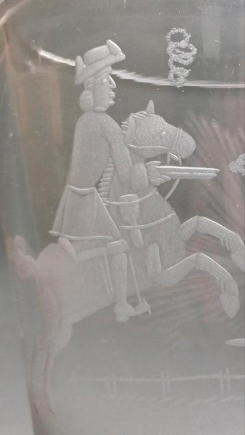 Antiek gegraveerd Boheems duelleerglas 2 ruiters met pistool beschikbaar voor biedingen