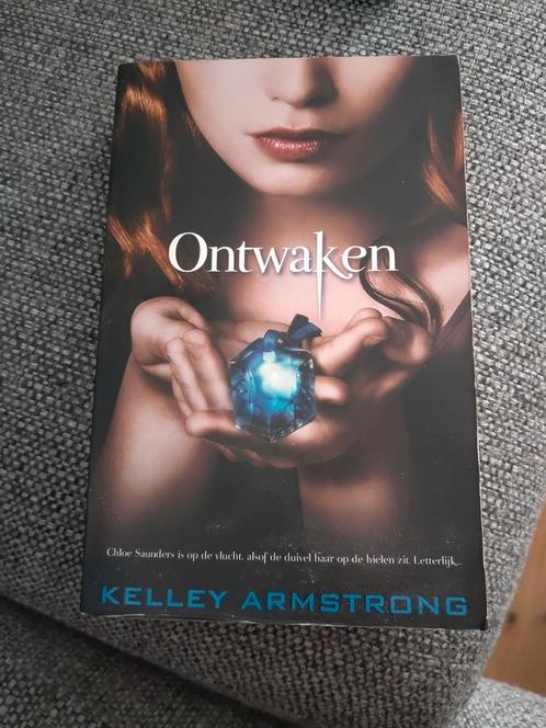 Kelly Armstrong - Ontwaken, Boeken, Fantasy, Zo goed als nieuw, Ophalen of Verzenden
