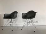 2x Vitra eames kuipstoelen zwart dar chroom, Huis en Inrichting, Stoelen, Ophalen of Verzenden, Zo goed als nieuw, X, X