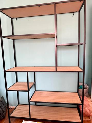 Brede boekenkast/ stellingast metaal met hout beschikbaar voor biedingen