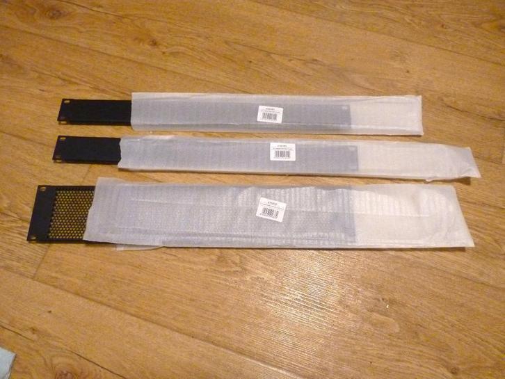 Drie zogenaamde blindplaten voor 19 inch rek. Totaal nieuw!, Muziek en Instrumenten, Midi-apparatuur, Nieuw, Ophalen of Verzenden