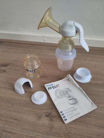 Avent handkolf met reserveonderdelen en adapter en beker beschikbaar voor biedingen
