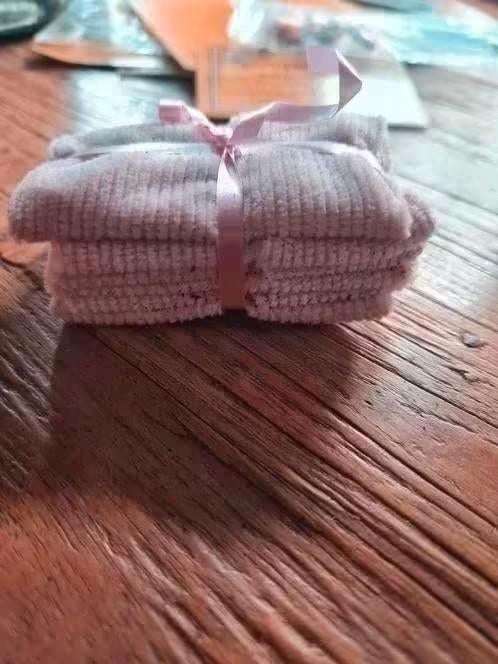 poppenhuis miniaturen stapeltje wasgoed, Ophalen of Verzenden, Nieuw, Poppenhuis