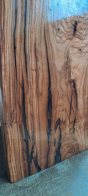 Olijfhouten Bijzettafel met Epoxy beschikbaar voor biedingen
