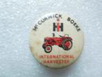 button Mc Cormick Boeke International Harvester, Verzamelen, Speldjes, Pins en Buttons, Ophalen of Verzenden, Zo goed als nieuw