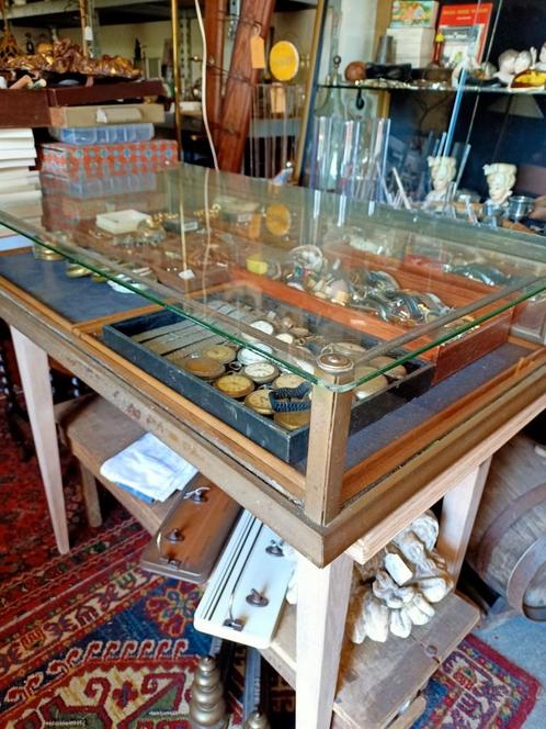 Antieke Vitrinekast Tafel, Antiek en Kunst, Antiek | Meubels | Tafels, Ophalen
