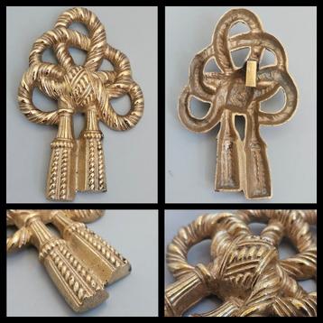 Antiek ornament,  geel koperen knoop met kwasten 
 beschikbaar voor biedingen