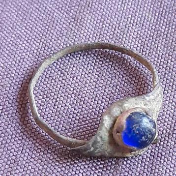 Bodemvondst Friesland: Ring met Blauwe Steen of Glas beschikbaar voor biedingen