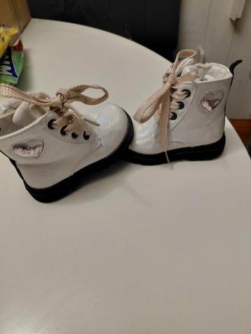 Laarsjes wit met glitters beschikbaar voor biedingen