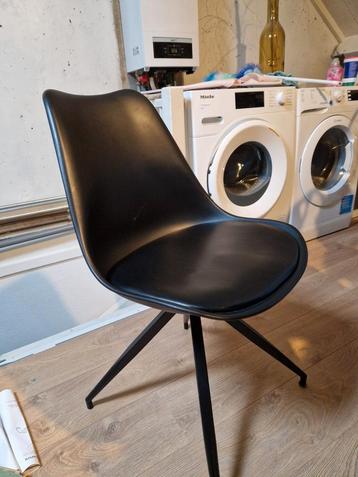 Twee zwarte kuipstoelen beschikbaar voor biedingen