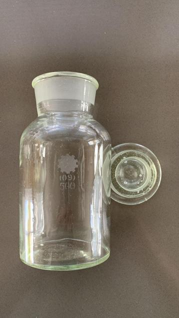 Oude apothekers pot glas beschikbaar voor biedingen