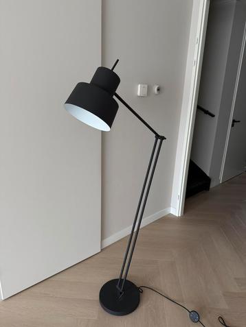 Zwart metalen vloerlamp in hoogte verstelbaar  beschikbaar voor biedingen