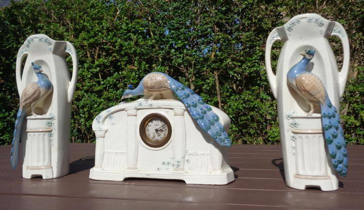 Oud porseleinen klokkenstel met pauwen, Antiek en Kunst, Antiek | Klokken, Ophalen of Verzenden