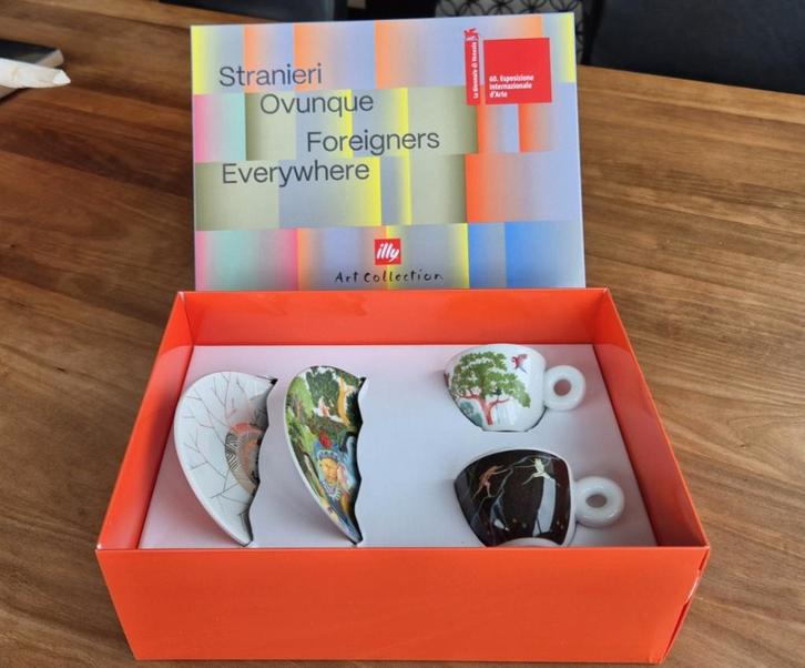 Illy Art Collection 2024 Foreigners Everywhere espresso set2, Verzamelen, Porselein, Kristal en Bestek, Nieuw, Kop en/of schotel