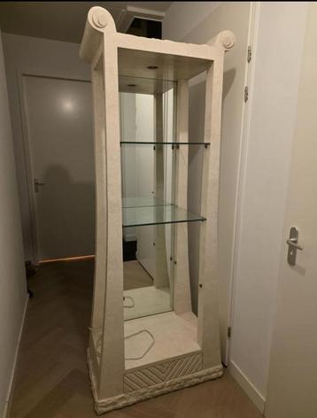 Mooie Vitrinekast met Glazen Planken beschikbaar voor biedingen