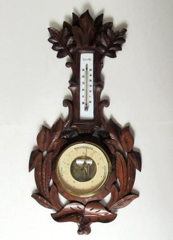Antiek wand weerstation met houtsnijwerk uit het Zwarte Woud beschikbaar voor biedingen