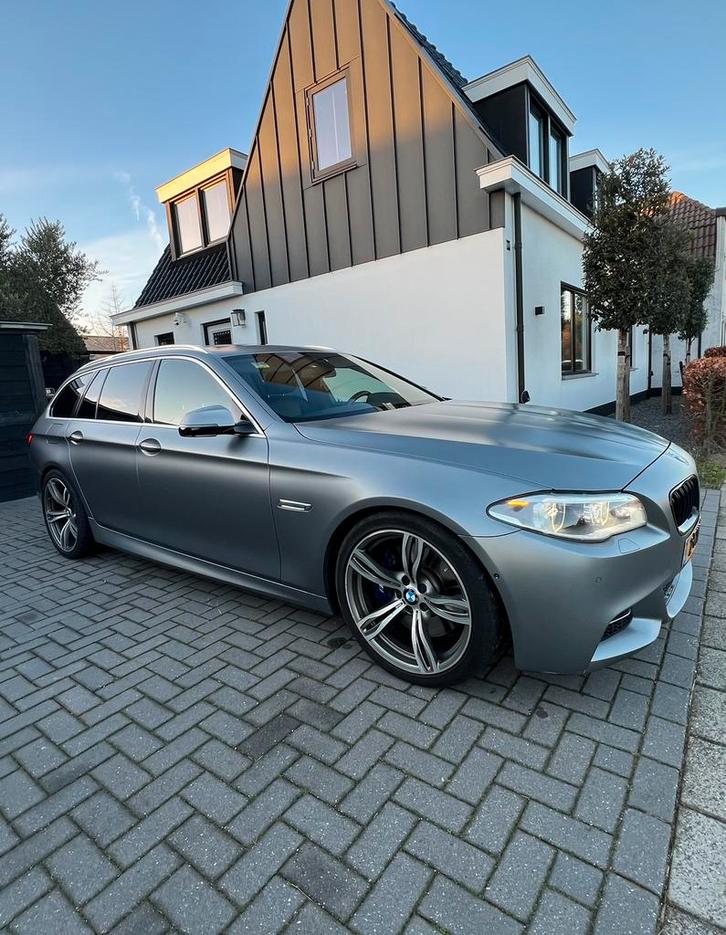 Nederlandse BMW 5-Serie M550d Xdrive  frozen gray, Auto's, BMW, Particulier, 5-Serie, 360° camera, 4x4, ABS, Achteruitrijcamera