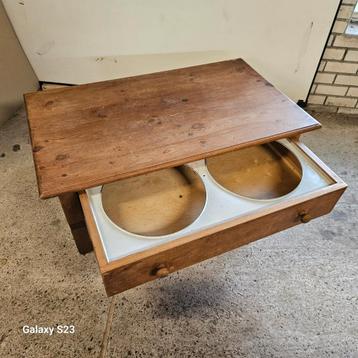 Antieke houten tafel met lade voor waskommen beschikbaar voor biedingen